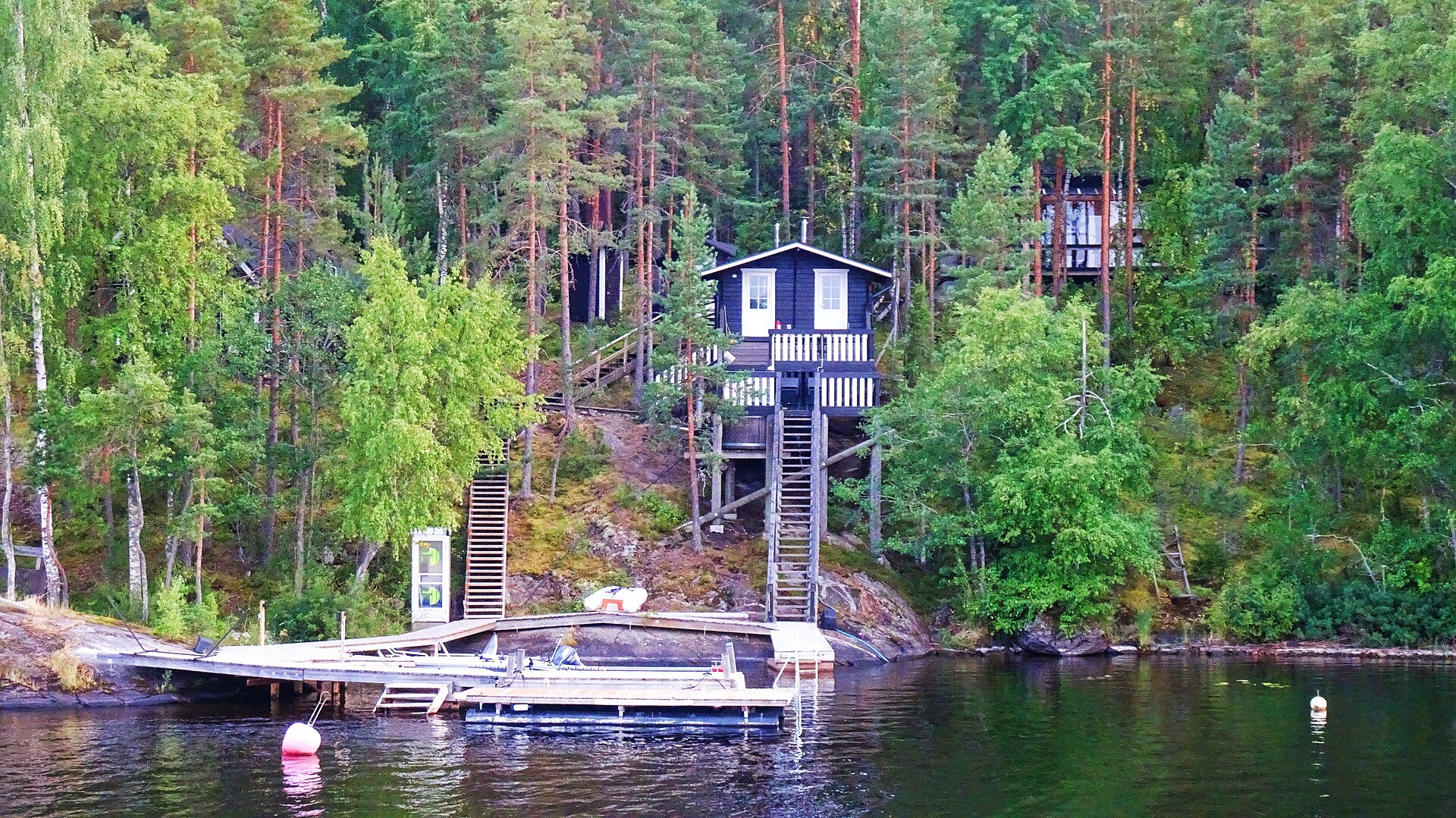 Kesämökki suomalaisessa luonnossa