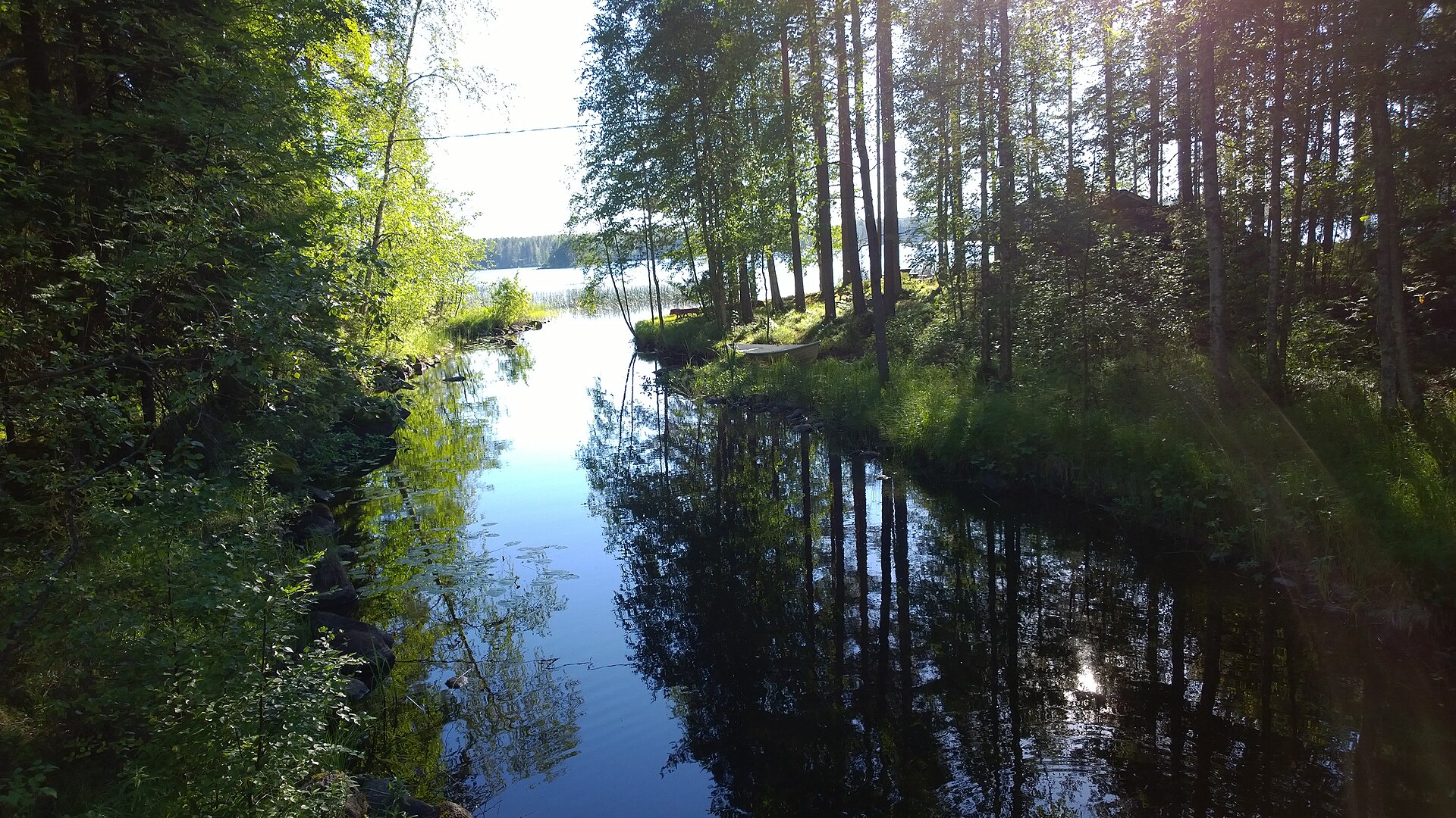 Suomalainen kesämökki järvimaisemassa