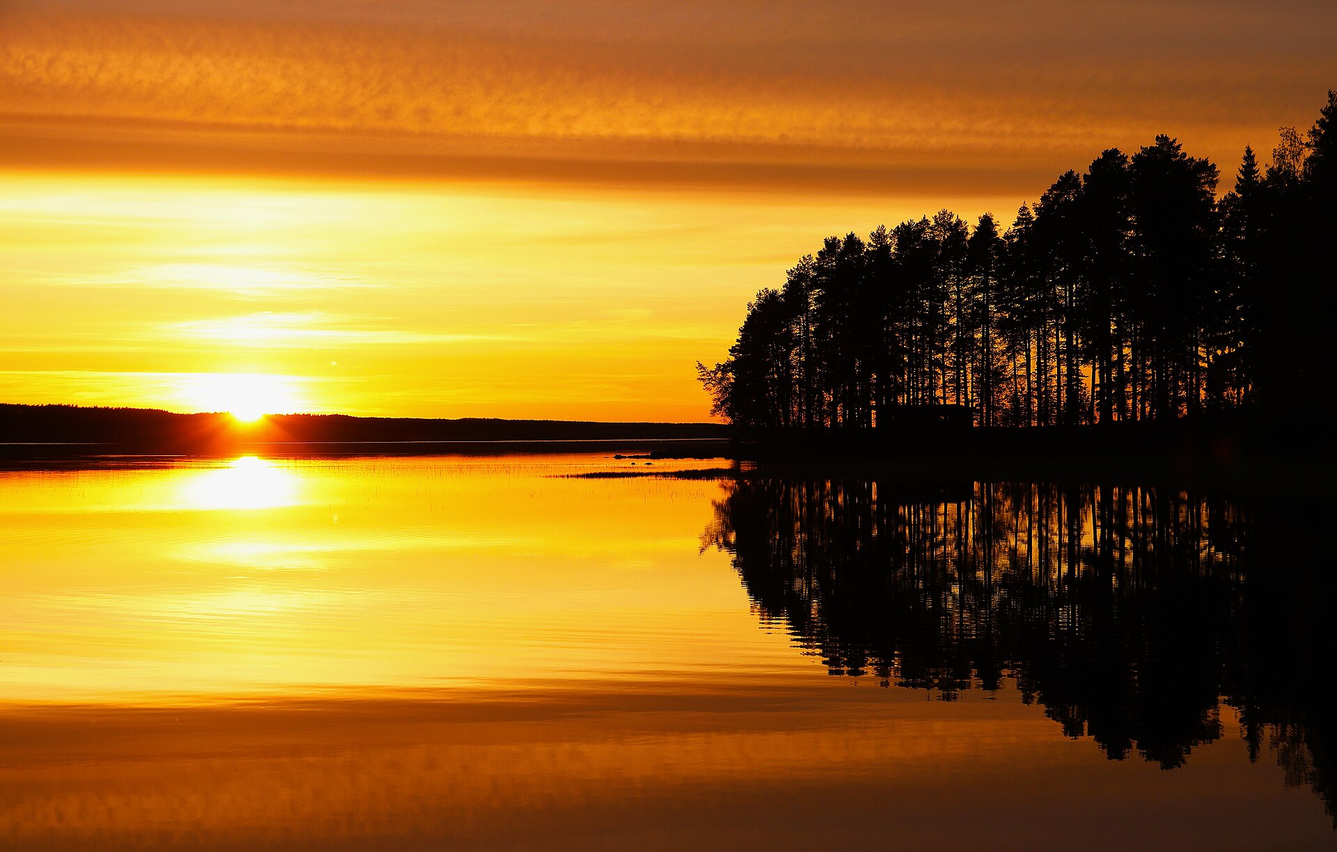 Auringonlasku suomalaisella järvellä